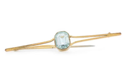 Lot 521 - ART DECO BAR BROOCH