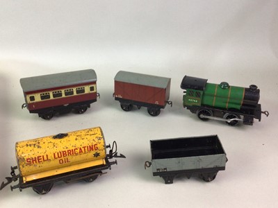 Lot 501 - HORNBY O GAUGE TINPLATE CLOCKWORK MODEL TRAIN SET
