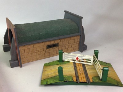 Lot 501 - HORNBY O GAUGE TINPLATE CLOCKWORK MODEL TRAIN SET