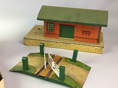 Lot 501 - HORNBY O GAUGE TINPLATE CLOCKWORK MODEL TRAIN SET