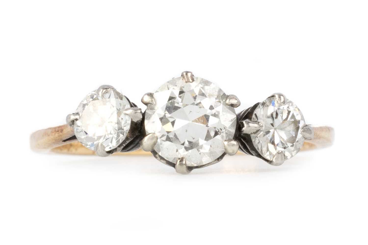 Lot 496 - DIAMOND THREE STONE RING