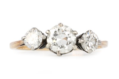 Lot 496 - DIAMOND THREE STONE RING