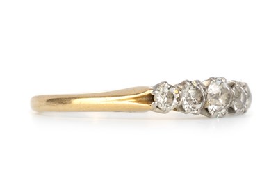 Lot 498 - DIAMOND FIVE STONE RING
