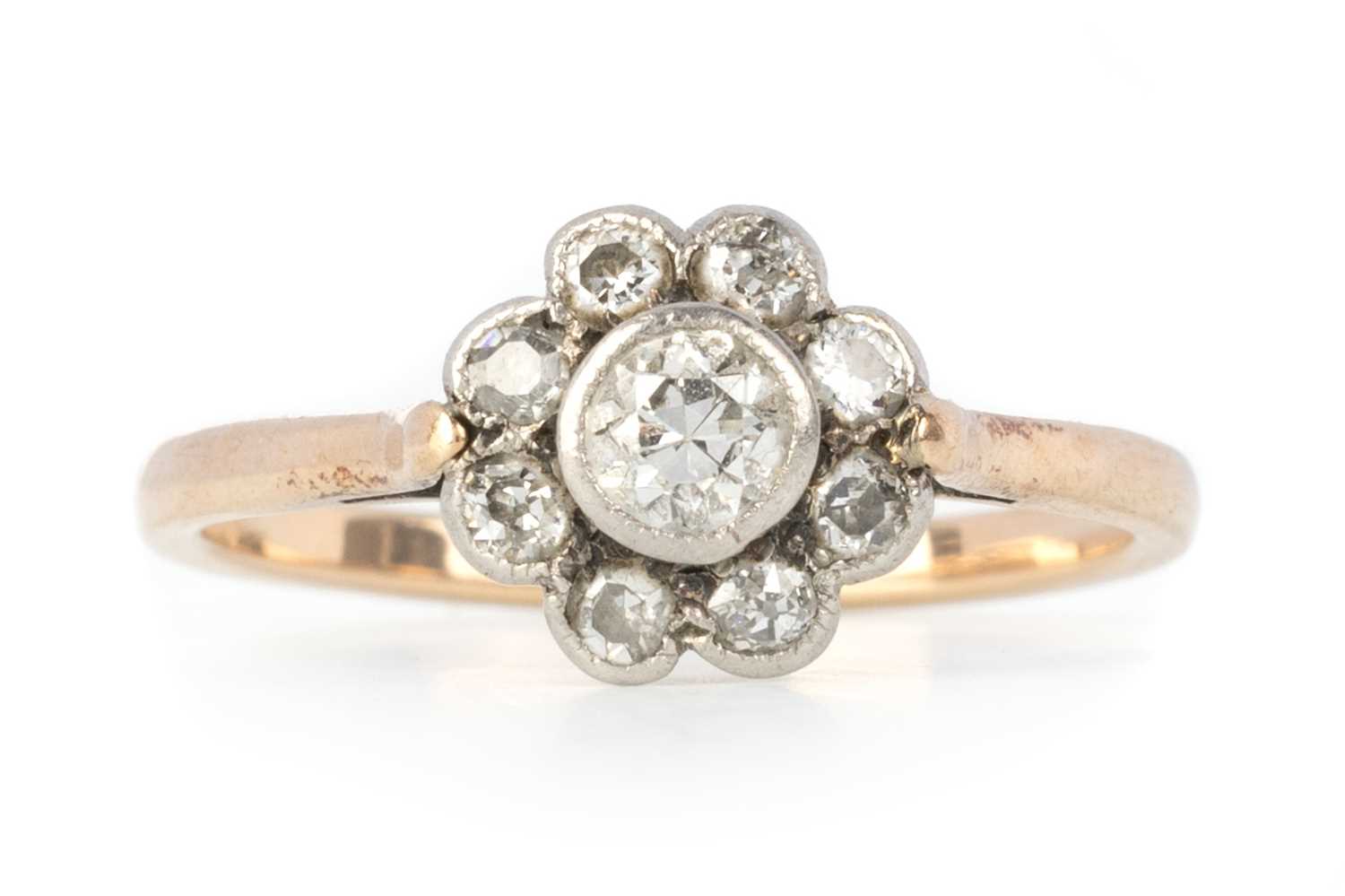 Lot 500 - DIAMOND FLOWER CLUSTER RING