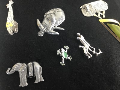 Lot 630 - COLLECTION OF BROOCHES