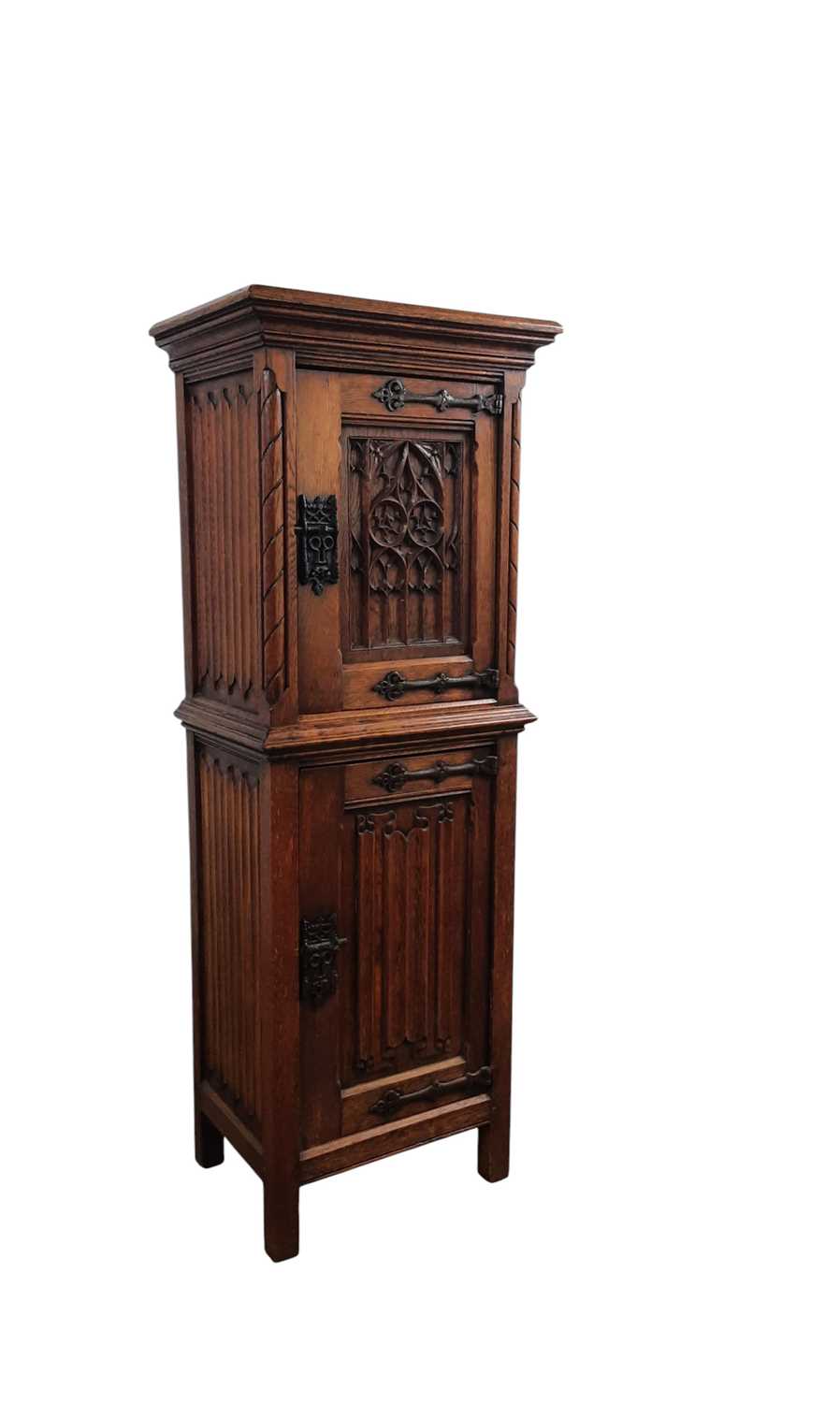Lot 1363 - ARTS & CRAFTS STYLE OAK CUPBOARD