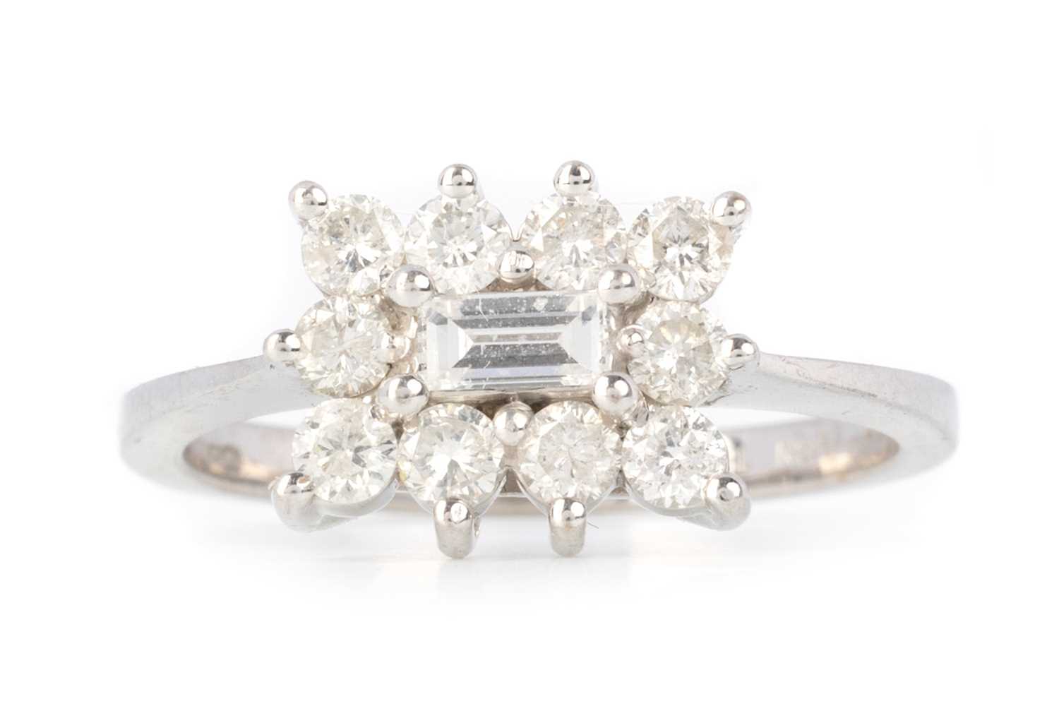 Lot 506 - DIAMOND CLUSTER RING