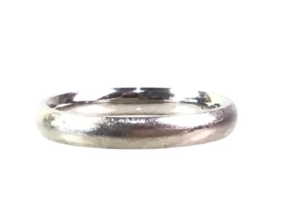 Lot 644 - WEDDING BAND