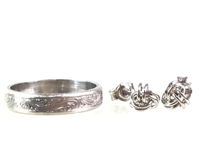 Lot 647 - WEDDING BAND