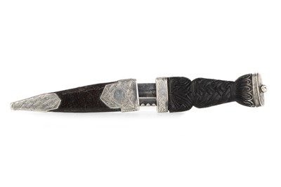Lot 867 - SCOTTISH SILVER MOUNTED SGIAN DUBH