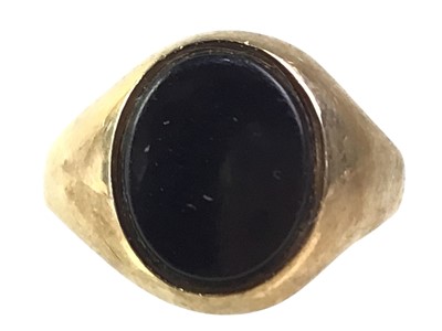 Lot 781 - SIGNET RING