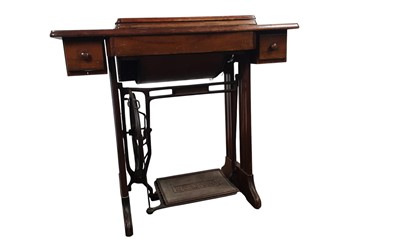 Lot 786 - SINGER TREADLE SEWING MACHINE.