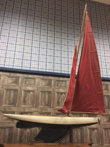Lot 1257 - EARLY 20TH CENTURY POND YACHT with simulated...