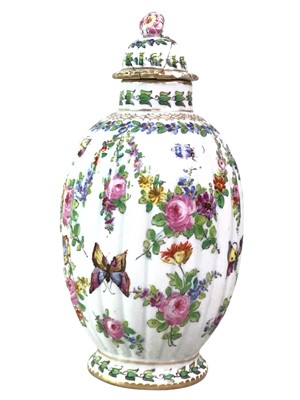 Lot 22 - CHINESE BLUE AND WHITE LIDDED BOWL