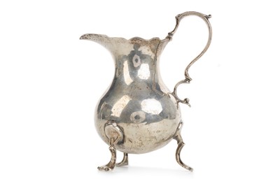 Lot 882 - GEORGIAN SILVER CREAM JUG