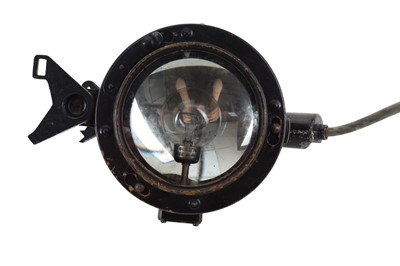 Lot 17 - WORLD WAR II NAVAL ADMIRALTY PATTERN SIGNALLING LAMP
