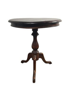 Lot 184 - MAHOGANY CIRCULAR OCCASIONAL TABLE