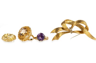 Lot 546 - THREE RINGS AND A BROOCH
