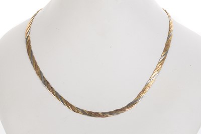 Lot 552 - THREE COLOUR NECKLET