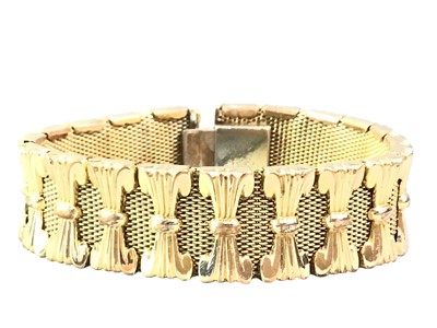 Lot 325 - SWIVEL FOB ON CHAIN