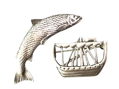 Lot 367 - IONA SILVER BROOCH