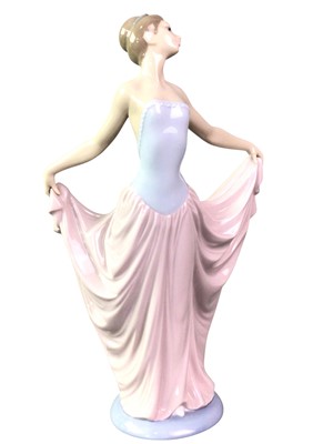 Lot 354 - GROUP OF SIX LLADRO FIGURES