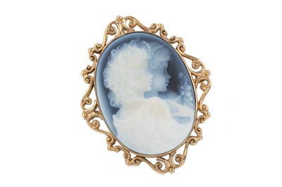 Lot 558 - CAMEO BROOCH