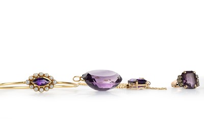 Lot 564 - AMETHYST AND PEARL BANGLE