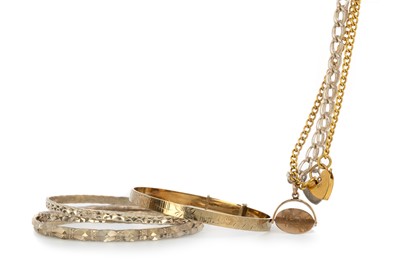 Lot 566 - CHILD'S BRACELET