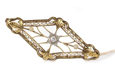 Lot 567 - ART DECO STYLE DIAMOND BROOCH