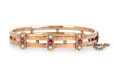 Lot 578 - EDWARDIAN GEM SET BANGLE
