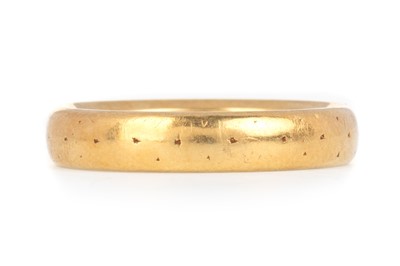 Lot 579 - WEDDING BAND