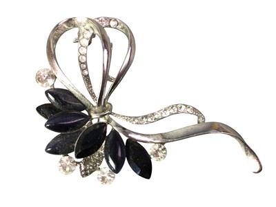 Lot 551 - GROUP OF COSTUME JEWELLERY