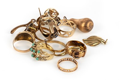 Lot 588 - GROUP OF RINGS, EARRINGS AND CHARMS