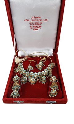 Lot 686 - GROUP OF COSTUME JEWELLERY