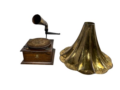 Lot 976 - VINTAGE APOLLO PHONOGRAPH