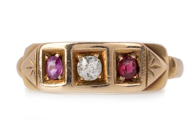 Lot 595 - RUBY AND DIAMOND THREE STONE RING