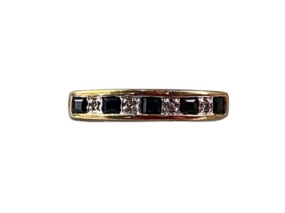Lot 66 - SAPPHIRE AND DIAMOND RING