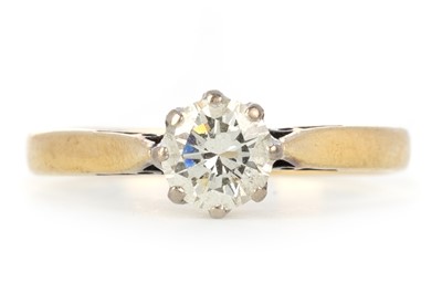 Lot 596 - DIAMOND SOLITAIRE RING