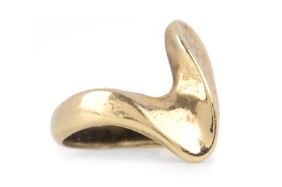 Lot 598 - WAVE RING