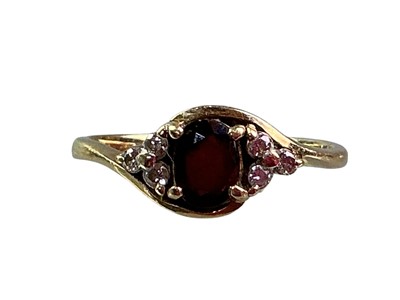 Lot 172 - GARNET AND DIAMOND RING
