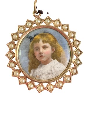 Lot 294 - ENAMEL PENDANT