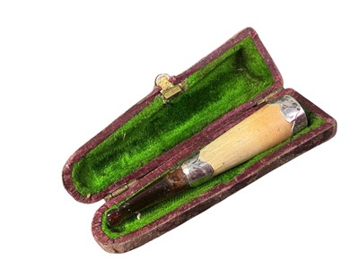 Lot 112 - HORN POWDER COMPACT