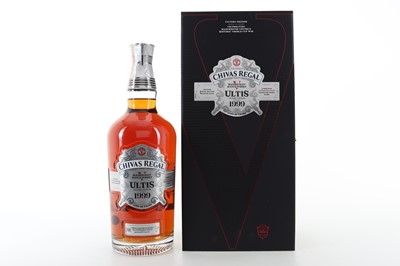 Lot 351 - CHIVAS REGAL 20 YEAR OLD ULTIS 1999 MANCHESTER UNITED F.C. VICTORY EDITION 1L