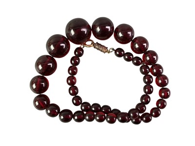 Lot 405 - CHERRY AMBER COLOURED BAKELITE BEAD NECKLACE