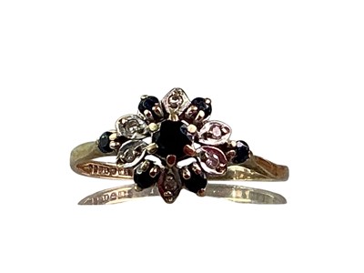 Lot 474 - SAPPHIRE AND DIAMOND RING