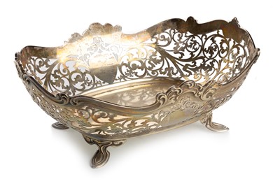 Lot 904 - GEORGE V SILVER BASKET