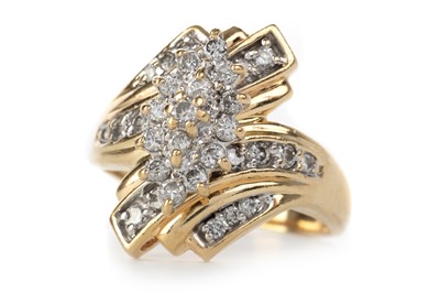 Lot 692 - DIAMOND CLUSTER RING