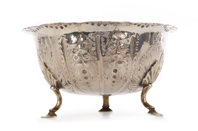 Lot 914 - GEORGE III SILVER BONBON DISH