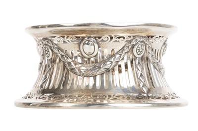 Lot 920 - EDWARDIAN SILVER POTATO RING